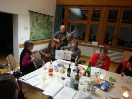 Unsere Instrumentalgruppe begleitet beim Singen am Abend - eine tolle Sache!