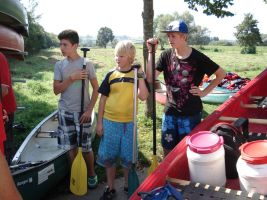 Die Jungs haben bereits ein Paddel in passender Größe für sich ausgesucht ...