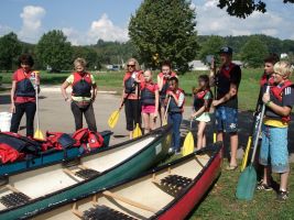 Alle hören den Anweisungen aufmerksam zu ...