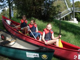 Die drei jüngsten Mädels haben bereits im Familienboot Platz genommen