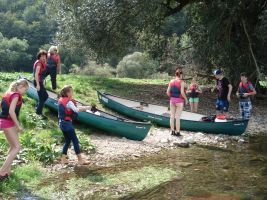 An passender Stelle wird zur Mittagspause am Ufer angelegt
