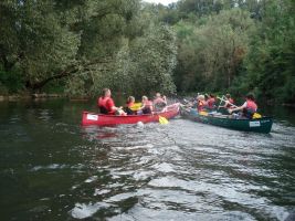 Unterwegs gibt es immer wieder lautstarke Wasserschlachten ...