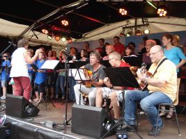 Ein Gitarren-Trio begleitet die Sängerinnen und Sänger von FERMATE und STIMMGABEL