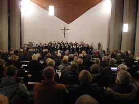 Die katholische Kirche ist gut besucht ...