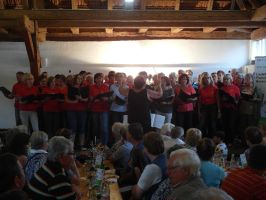 Ganz schön eng auf der Bühne - aber es macht Spaß gemeinsam zu singen