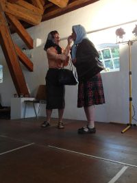 Frau Hawlischek und Frau Posposchil im Zwiegespräch über Krankheiten und den richtigen Arzt, der sie behandeln kann