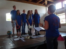 Gleich danach präsentiert sich der Jugendchor FERMATE auf der Bühne in der Kelter