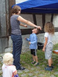 Brezelessen ohne die Hände zur Hilfe zu nehmen - ganz schön kniffelig ...