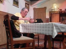 Der Postmichl gönnt sich in der Pause ein kleines Schnäpsle