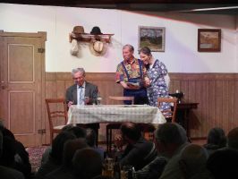 Neugierig versuchen Eugen und Rosa einen Blick auf den Brief zu erhaschen ...