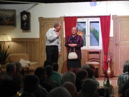 Neugierig fragt sie den Opa aus ...