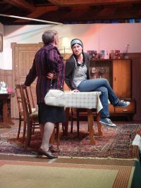 Fräulein Pfleumle erzählt Jenny von ihrem Gespräch mit dem Opa ...