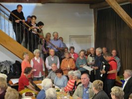 Unsere VOLKSLIEDER-GRUPPE unterhält am Sonntag die Gäste in der Pause