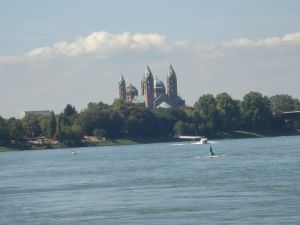Blick vom Schiff auf den Dom von Speyer