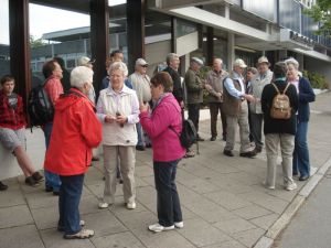 Die Wandergruppe trifft sich in der Ortsmitte