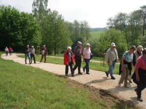 Auf dem neu angelegten Schotterweg geht es ein Stück durch den FILDERPARK