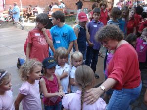 Die Chorkinder erhalten am Bühnenrand letzte Anweisungen