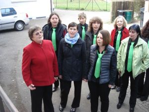 Kurzes Einsingen vor dem Saal im Waldheim 