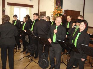 Die Sängerinnen und Sänger stellen vor der Bühne alles für den Auftritt bereit