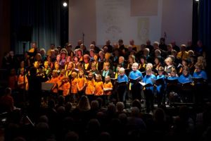 Alle Ensembles des Liederkranzes gemeinsam auf der Bühne