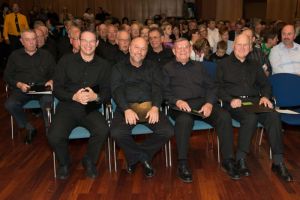 Auch die Männer von OBLIGATO warten ganz entspannt auf ihren Plätzen