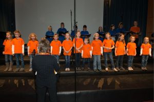 Kinder- und Jugendchor beim gemeinsamen Auftritt