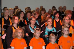 Alle Ensembles des Liederkranzes stehen zusammen auf der Bühne