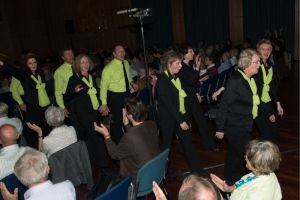 Fröhlich verlassen die Sängerinnen und Sänger der STIMMGABEL nach dem gelungenen Konzert die Bühne