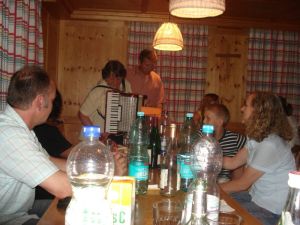 Natürlich wurde abends auch gesungen