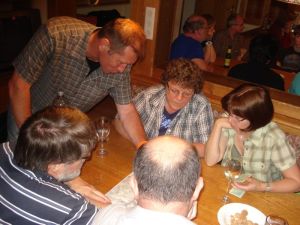 Dieter erklärt am Freitagabend die geplante Tour für den kommenden Tag