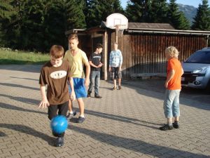 Vor dem Abmarsch am Samstagmorgen gönnen sich die Jungs noch ein wenig Sport und spielen Basketball