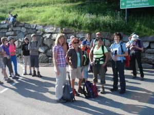 Die Wandergruppe wartet auf den Bus in Richtung Riezlern