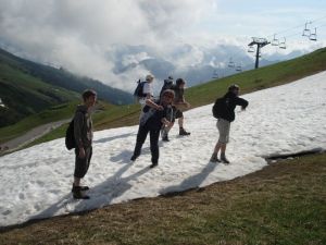 Auf dem Weg zum Gipfel der Kanzelwand gibt es eine kurze Schneeballschlacht in einem der Schneefelder