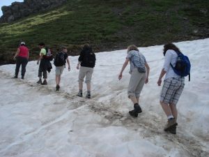 Beim Aufstieg am Vormittag müssen immer wieder kleine Schneefelder überquert werden