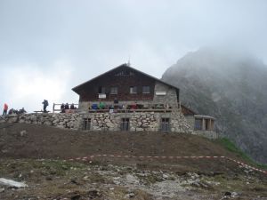 Nach einem steilen und anstrengenden Aufstieg erreicht die Gruppe zur Mittagszeit die Fiderepasshütte