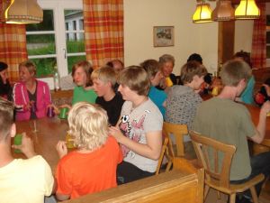 Beim Becherspiel am Samstagabend geht es lustig zu