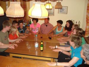 Mit den Händen des Tischnachbarn über Kreuz muss hier in der richtigen Reihenfolge geklopft werden