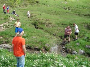 Natürlich darf eine kleine Wasserschlacht am Bach nicht fehlen - ein Riesenspaß für die Beteiligten